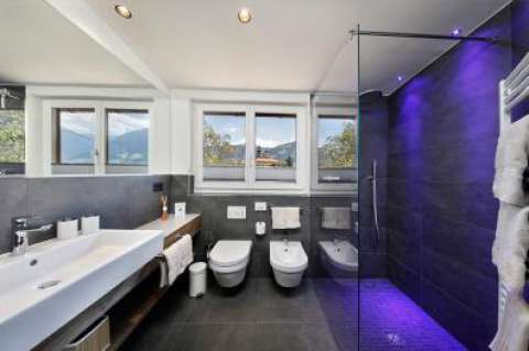 Bathroom with shower − Apartment 4