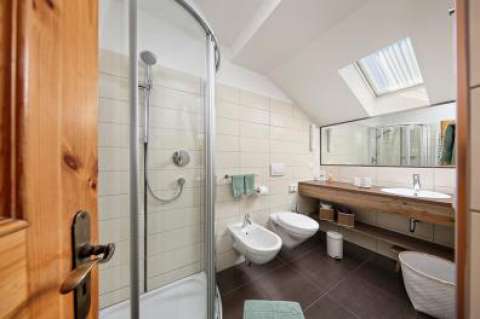 Apartment 5 − Bathroom with shower