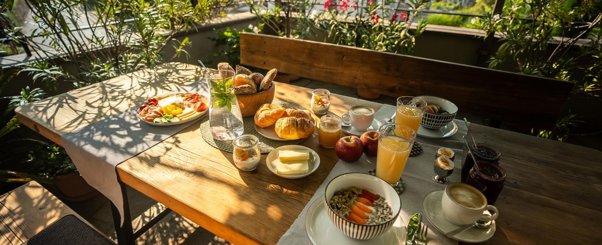 Bauernfrühstück auf der Blumenterrasse am Schlettererhof