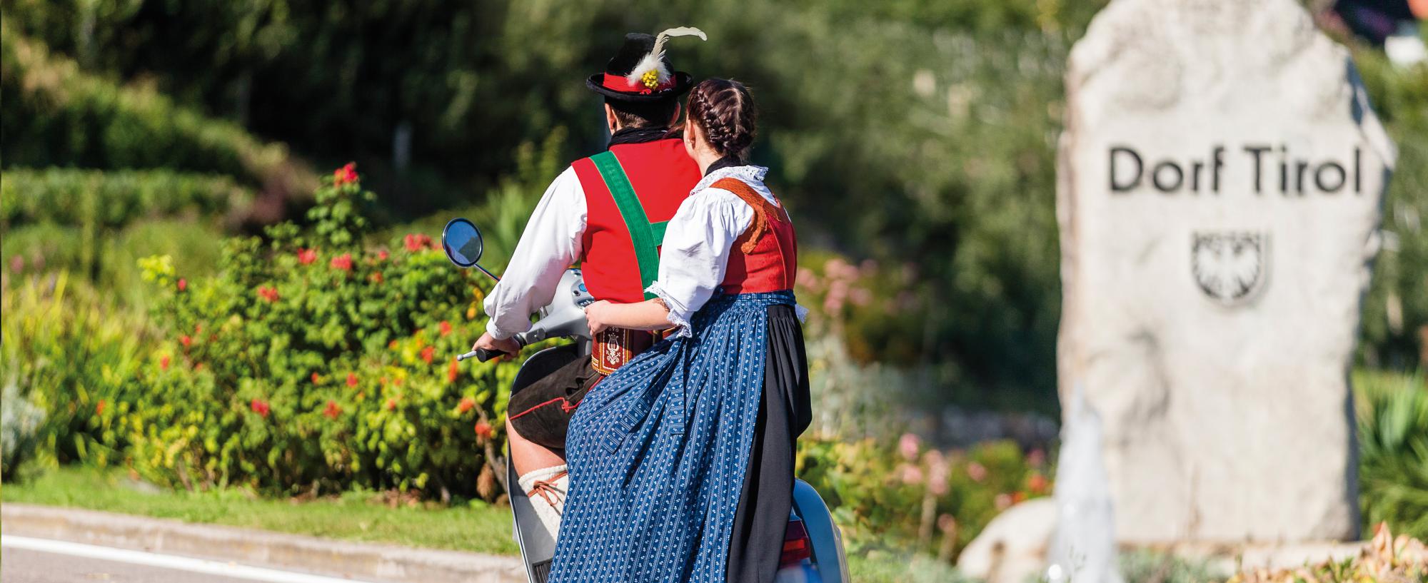 Jugendliche auf Vespa in Südtiroler Tracht 